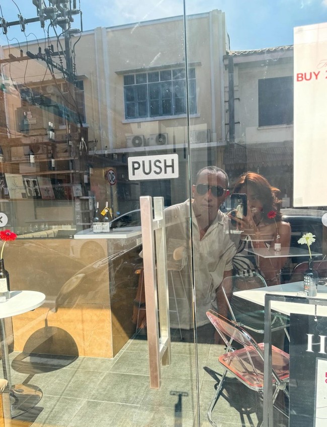 Tak sendirian, Marion ditemani oleh kekasihnya, Dennis Talakua. Tampak keduanya berpose bersama di depan pintu kaca. Foto: Instagram/@lalamarionmj