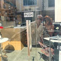 Tak sendirian, Marion ditemani oleh kekasihnya, Dennis Talakua. Tampak keduanya berpose bersama di depan pintu kaca. Foto: Instagram/@lalamarionmj