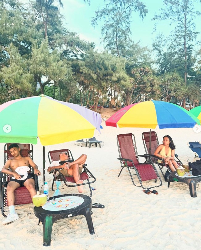 Selama di sana Marion tampak berjalan-jalan dan berkunjung ke berbagai tempat wisata, salah satunya pantai. Foto: Instagram/@lalamarionmj