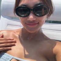 Di hari kedua wanita 23 tahun itu tampak asik berjemur di bawah sinar matahari dengan mengenakan kaca mata hitam. Terlihat dirinya yang begitu menikmati momen liburannya selama di sana. Foto: Instagram/@lalamarionmj