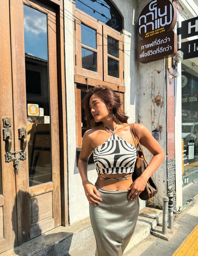 Melalui akun Instagram pribadinya Marion Jola membagikan momen dirinya saat berada di Thailand. Pamer body goals, Marion tampak mengenakan pakaian crop top yang memperlihatkan perut ratanya. Foto: Instagram/@lalamarionmj