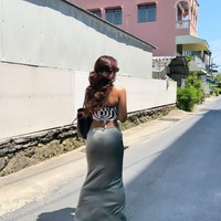 Begini penampilan Marion Jola dari belakang. Sudah berhasil turun berat badan 9 kg, penampilan Marion pun kini jadi semakin langsing dan menawan. Foto: Instagram/@lalamarionmj