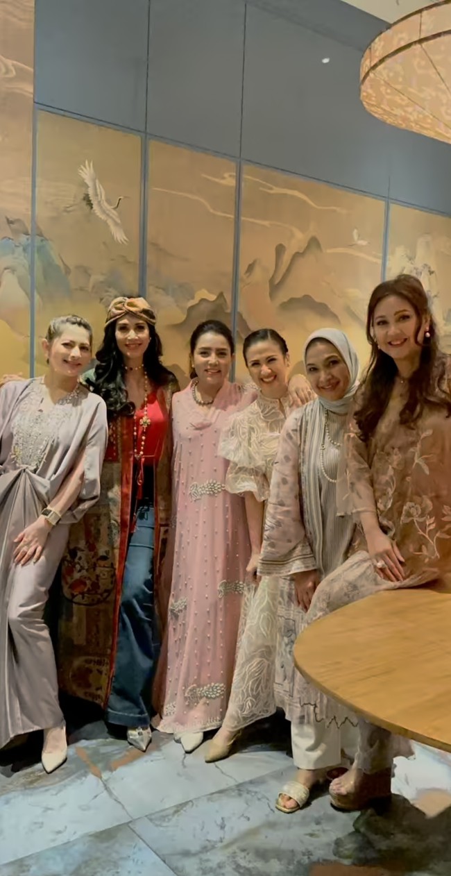 Ketika bukber bersama geng yang isinya ada artis lawas Cut Keke dan Diah Permatasari, Mayang tampil kaftan berwarna merah muda bertabur mutiara. Penampilannya itu kemudian dilengkapi dengan kalung dan cincin. Foto: Instagram/@mayangsari_official