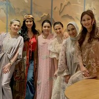 Ketika bukber bersama geng yang isinya ada artis lawas Cut Keke dan Diah Permatasari, Mayang tampil kaftan berwarna merah muda bertabur mutiara. Penampilannya itu kemudian dilengkapi dengan kalung dan cincin. Foto: Instagram/@mayangsari_official