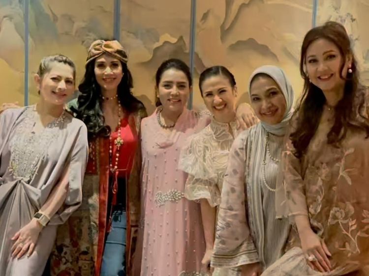 8 Potret Mayangsari Bukber Bareng Geng Sosialita, Dipuji Cantik Berkaftan