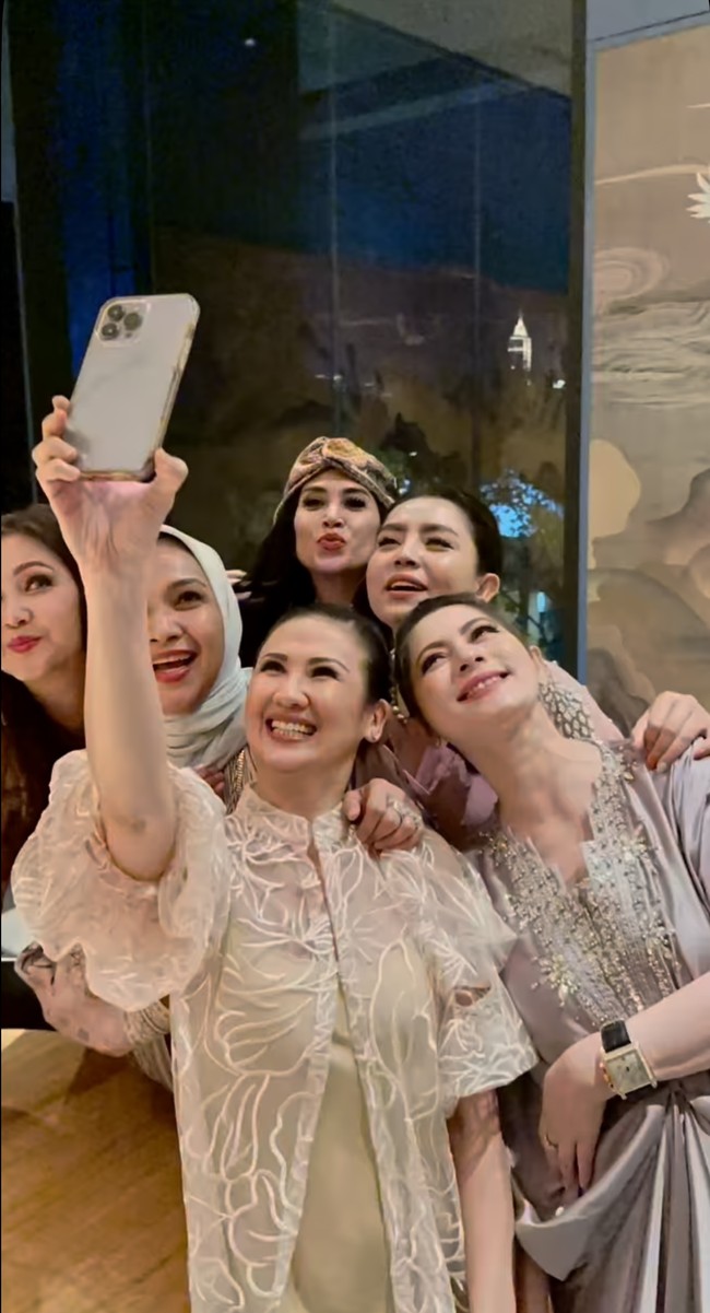 Tampak seru, Mayang dan gengnya itu juga melakukan wefie bersama-sama. Ibu satu orang anak itu tampak sumringah berdiri di sebelah Diah Permatasari. Foto: Instagram/@mayangsari_official