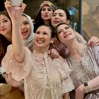 Tampak seru, Mayang dan gengnya itu juga melakukan wefie bersama-sama. Ibu satu orang anak itu tampak sumringah berdiri di sebelah Diah Permatasari. Foto: Instagram/@mayangsari_official