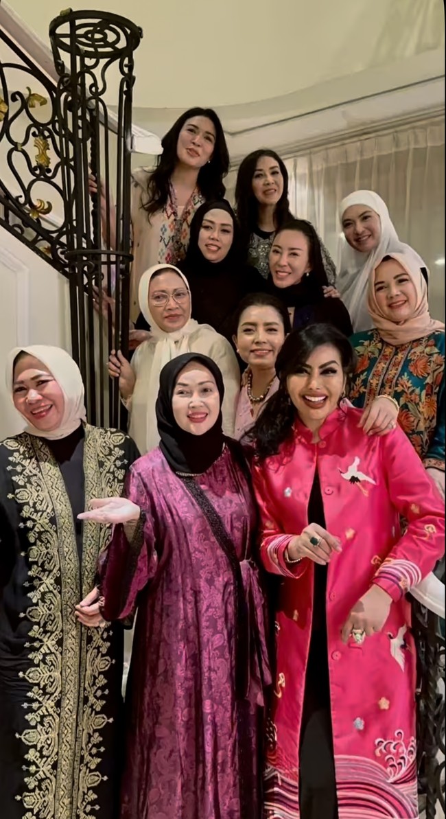 Mayang dan gengnya juga terlihat asik berpose di tangga. “Kaftan sebanyak itu bercumbu dengan bukber,” tulis Mayang di keterangan unggahannya. Foto: Instagram/@mayangsari_official