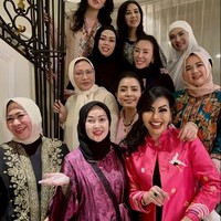 Mayang dan gengnya juga terlihat asik berpose di tangga. “Kaftan sebanyak itu bercumbu dengan bukber,” tulis Mayang di keterangan unggahannya. Foto: Instagram/@mayangsari_official