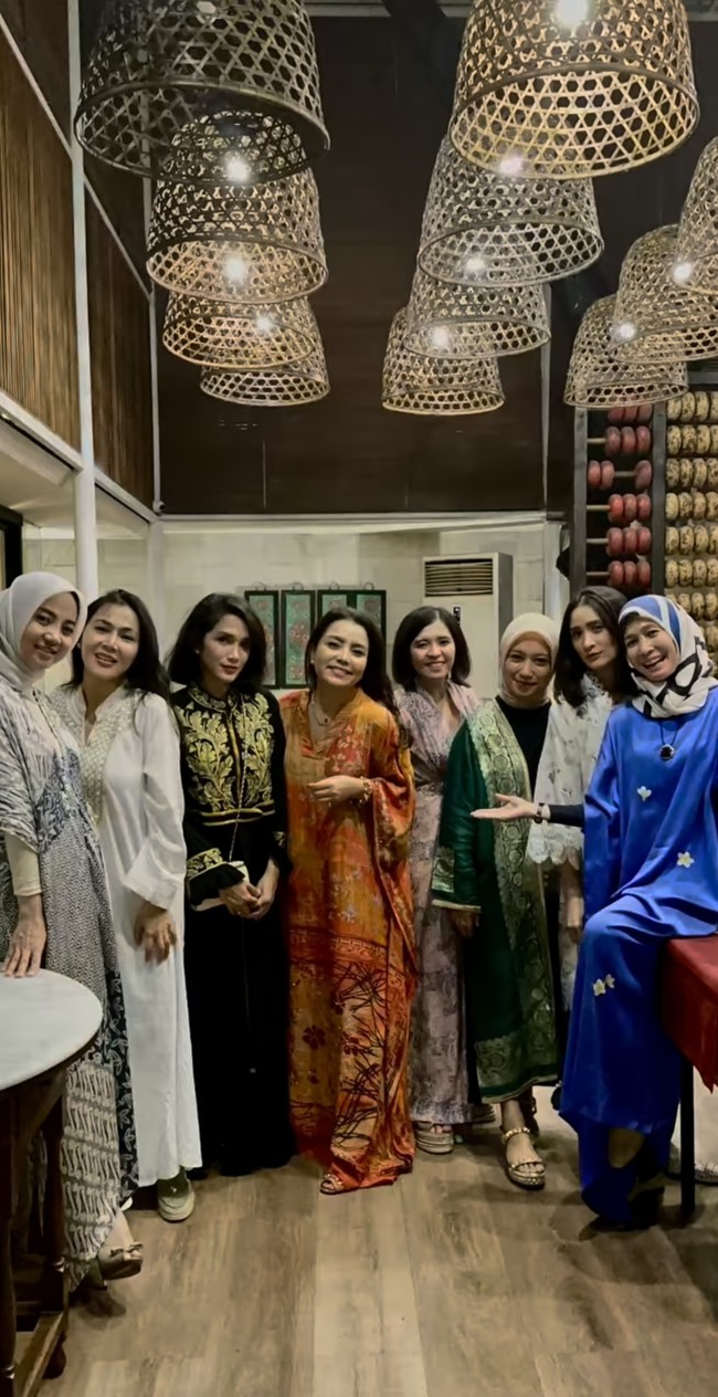 Mayang tampak kembali berkumpul bersama gengnya yang salah satu anggotanya berisi Ussy Sulistiawaty, istri Andhika Pratama. Berpose di tengah-tengah, sebelah Ussy, penampilan Mayang banjir pujian netizen. Foto: Instagram/@mayangsari_official