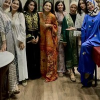 Mayang tampak kembali berkumpul bersama gengnya yang salah satu anggotanya berisi Ussy Sulistiawaty, istri Andhika Pratama. Berpose di tengah-tengah, sebelah Ussy, penampilan Mayang banjir pujian netizen. Foto: Instagram/@mayangsari_official