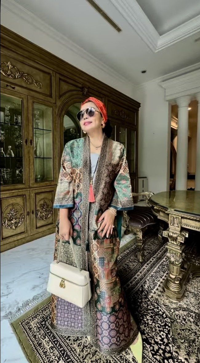 Di kesempatan bukber lain, Mayang tampil menawan mengenakan outer kaftan bercorak yang didominasi warna hijau dan coklat. Penampilannya itu kemudian dilengkapi dengan headband berwarna merah. Foto: Instagram/@mayangsari_official