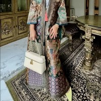 Di kesempatan bukber lain, Mayang tampil menawan mengenakan outer kaftan bercorak yang didominasi warna hijau dan coklat. Penampilannya itu kemudian dilengkapi dengan headband berwarna merah. Foto: Instagram/@mayangsari_official