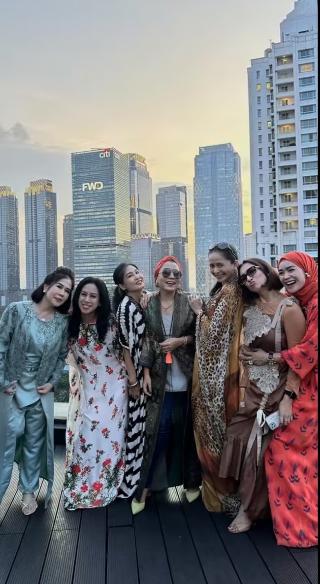 Meski sudah berusia 52 tahun namun tak sedikit yang masih memuji kecantikan Mayang. “Cantik sekali Mbak Mayang , pertahankan jgn sampai ikutan oplas ..” komentar salah seorang netizen. “Mba mayang sari biarpun udh umur tapi msih cantiik aja,” tambah netizen lain. Foto: Instagram/@mayangsari_official