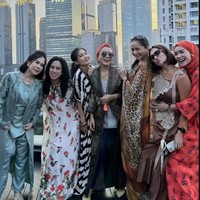 Meski sudah berusia 52 tahun namun tak sedikit yang masih memuji kecantikan Mayang. “Cantik sekali Mbak Mayang , pertahankan jgn sampai ikutan oplas ..” komentar salah seorang netizen. “Mba mayang sari biarpun udh umur tapi msih cantiik aja,” tambah netizen lain. Foto: Instagram/@mayangsari_official