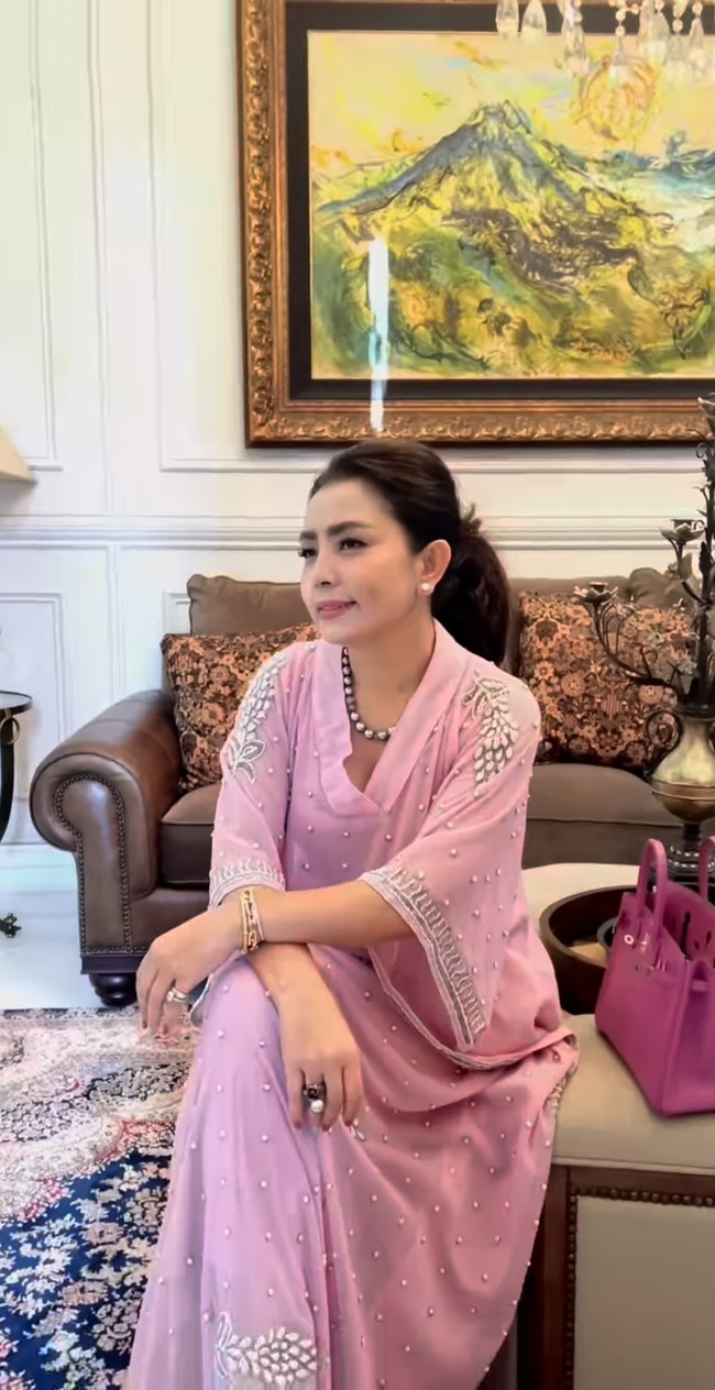 Melalui akun Instagram pribadinya Mayangsari tampak membagikan momen dirinya ikut bukber bareng geng sosialitanya. Terlihat istri Bambang Trihatmodjo itu beberapa kali mengikuti bukber bersama gengnya dengan mengenakan kaftan yang berbeda-beda. Foto: Instagram/@mayangsari_official