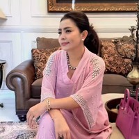 Melalui akun Instagram pribadinya Mayangsari tampak membagikan momen dirinya ikut bukber bareng geng sosialitanya. Terlihat istri Bambang Trihatmodjo itu beberapa kali mengikuti bukber bersama gengnya dengan mengenakan kaftan yang berbeda-beda. Foto: Instagram/@mayangsari_official