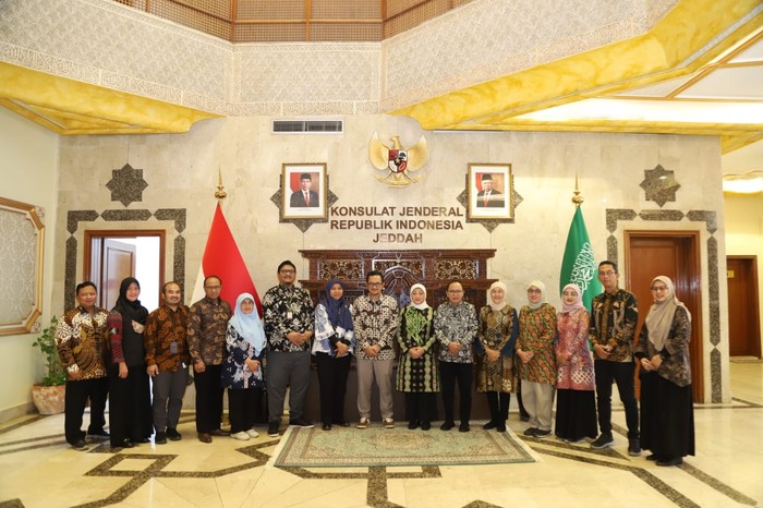 Menteri Ketenagakerjaan Ida Fauziyah menemui Pekerja Migran Indonesia (PMI) dalam kunjungannya ke Arab Saudi. Pertemuan ini berlangsung di penampungan Konsulat Jenderal Republik Indonesia (KJRI) di Jeddah, Arab Saudi.