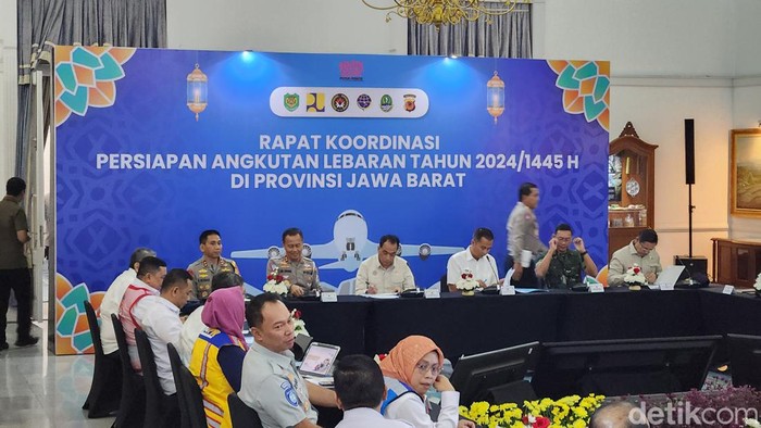 Menteri Perhubungan (Menhub) Budi Karya Sumadi menggelar rapat koordinasi persiapan angkutan Lebaran 2024 di Provinsi Jawa Barat (Adrial/detikcom).