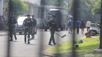 Mereka terlihat menyisir satu per satu rumah warga. Ada juga yang membawa alat pendeteksi logam saat penyisiran itu.