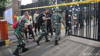 Adapun Cluster Visalia terlihat sudah dipasangi garis polisi. Hanya pihak-pihak terkait yang diperbolehkan untuk masuk. Perumahan ini berjarak sekitar 1 km di sisi barat gudang amunisi yang terbakar tersebut.