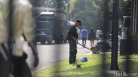 Salah satu warga juga mengadukan soal adanya benda mencurigakan yang diduga berasal dari gudang amunisi yang terbakar semalam. Salah satu anggota TNI terlihat mengamankan barang berukuran sekepal tangan yang terlihat dalam kondisi gosong itu.