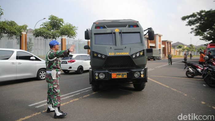 Momen Tim Jihandak Sisir Perumahan dalam Radius 1 Km dari Gudang Amunisi Momen Tim Jihandak Sisir Perumahan dalam Radius 1 Km dari Gudang Amunisi