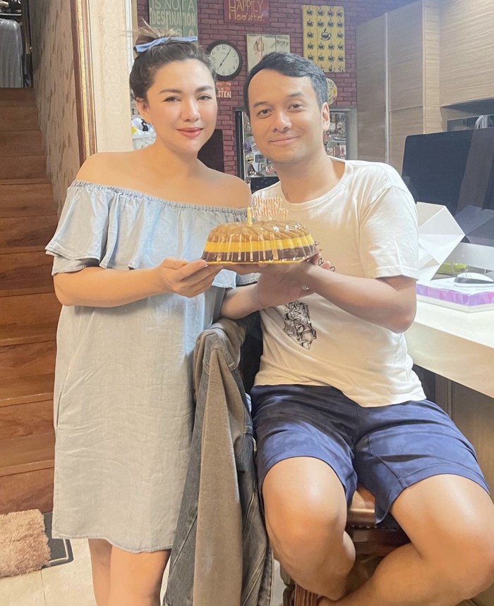 Momen Vicky Shu Saat Makan di Restoran hingga Belanja Makanan