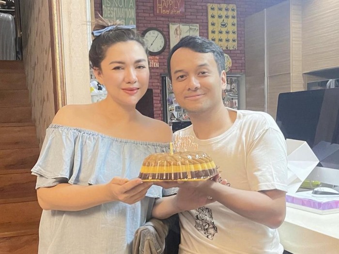 Momen Vicky Shu Saat Makan di Restoran hingga Belanja Makanan
