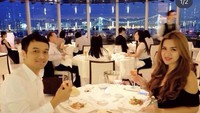 Salah satunya ini ketika ia sedang mengenang momen bersama sang suami, makan malam mewah di Tokyo. Di restoran Intercontinental Tokyo Bay, Vicky dan suami tampak menikmati salmon.  Foto: Instagram @vickyshu