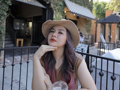 Momen Vicky Shu Saat Makan di Restoran hingga Belanja Makanan