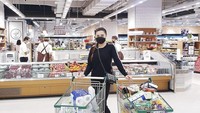 Penyanyi ini juga sempat memamerkan momen ketika belanja di supermarket. Vicky pun memborong banyak barang dan makanan sampai 2 troli penuh. Foto: Instagram @vickyshu