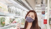 Di momen lain, Vicky memamerkan kegiatan belanjanya di salah satu supermarket. Ia terlihat membeli tomat dan sawi nih. Foto: Instagram @vickyshu