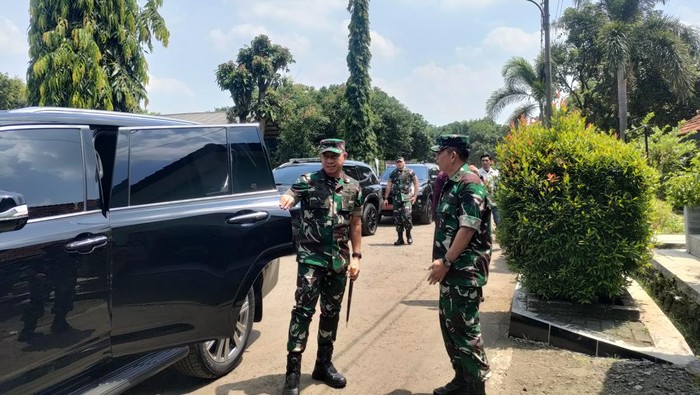 Panglima Jenderal TNI Agus Subiyanto mendatangi area sekitar Gudang Munisi Daerah (Gudmurah) milik Kodam Jaya di Kabupaten Bogor.