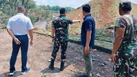Dalam foto yang diterima dari Puspen TNI, Agus tampak meninjau lokasi bekas kebakaran yang merupakan tempat penyimpanan amunisi yang sudah habis masa pakainya (expired). (Foto: dok. Puspen TNI)