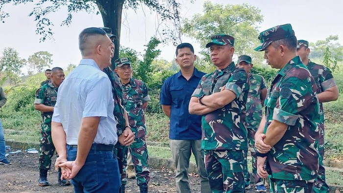 Panglima TNI saat mengecek gudang amunisi yang terbakar (dok. Puspen TNI)