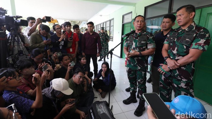 Panglima TNI Tegaskan Tidak Ada Korban Kebakaran Gudang Amunisi Panglima TNI Tegaskan Tidak Ada Korban Kebakaran Gudang Amunisi