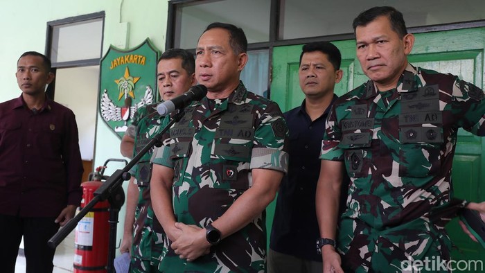 Panglima TNI Tegaskan Tidak Ada Korban Kebakaran Gudang Amunisi Panglima TNI Tegaskan Tidak Ada Korban Kebakaran Gudang Amunisi