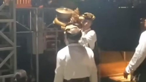 Para seniman gong legendaris menurunkan gong karena batal manggung di HUT Kota Singaraja.