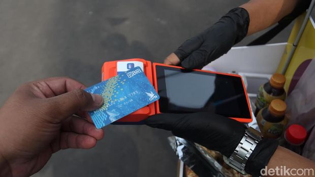 Pedagang di Pasar Kosambi, Kota Bandung gunakan QRIS untuk transaksi jual-beli.