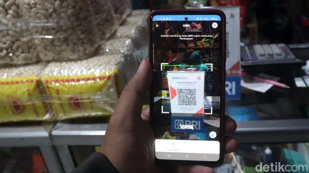 Pedagang di Pasar Kosambi, Kota Bandung gunakan QRIS untuk transaksi jual-beli.