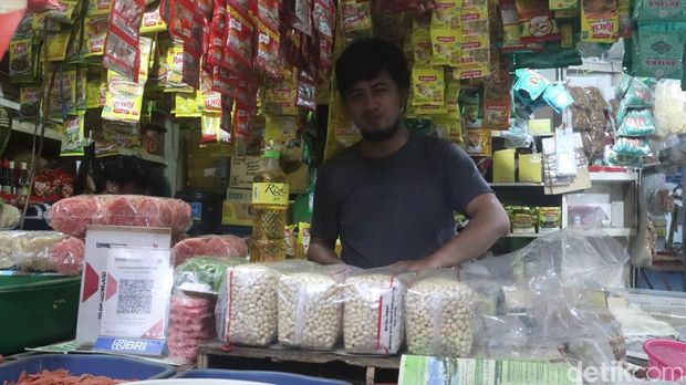 Pedagang di Pasar Kosambi, Kota Bandung gunakan QRIS untuk transaksi jual-beli.