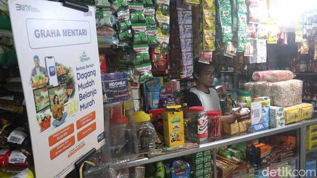 Pedagang di Pasar Kosambi, Kota Bandung gunakan QRIS untuk transaksi jual-beli.