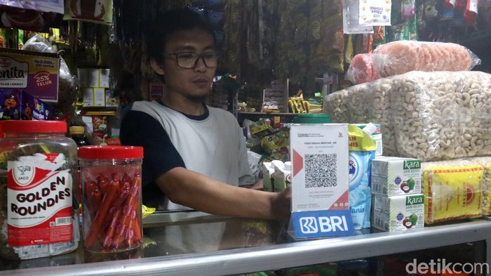 Pedagang di Pasar Kosambi, Kota Bandung gunakan QRIS untuk transaksi jual-beli.