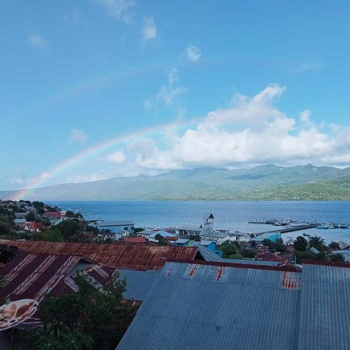 Pelangi Muncul di Perairan Larantuka Setelah Prosesi Tuan Meninu Pelangi muncul di Perairan Larantuka setelah prosesi Tuan Meninu, Jumat (29/3/2024) sore.