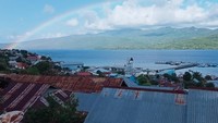 Pelangi muncul di Perairan Larantuka setelah prosesi Tuan Meninu, Jumat (29/3/2024) sore.