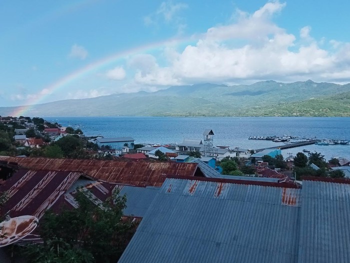 Pelangi muncul di Perairan Larantuka setelah prosesi Tuan Meninu, Jumat (29/3/2024) sore.