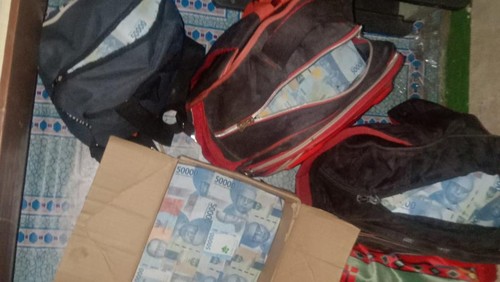 Penampakan uang mahar janda di Bima sebelum berubah jadi daun kering.