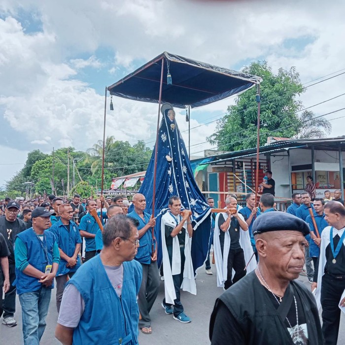 Pengantaran Patung Bunda Maria Peziarah dan warga Larantuka mengantar patung Tuan Ma (Patung Bunda Maria) dari Kapela Tuan Ma menuju Gereja Katedral, Keuskupan Larantuka, Jumat (29/3/2024).
Patung Tuan Ma ditemukan sekitar 5 abad yang lalu di Pantai Larantuka. Menurut kepercayaan masyarakat setempat, patung itu ditemukan oleh seorang anak laki-laki bernama Resiona saat mencari siput di pantai.
Resiona bertemu dengan seorang perempuan. Ketika ditanya perempuan itu hanya menunduk dan menulis di pasir tiga kata yang tidak dipahami Resiona. Saat perempuan itu mengangkat mukanya dia berubah menjadi patung kayu.