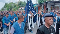 Peziarah dan warga Larantuka mengantar patung Tuan Ma (Patung Bunda Maria) dari Kapela Tuan Ma menuju Gereja Katedral, Keuskupan Larantuka, Jumat (29/3/2024). Patung Tuan Ma ditemukan sekitar 5 abad yang lalu di Pantai Larantuka. Menurut kepercayaan masyarakat setempat, patung itu ditemukan oleh seorang anak laki-laki bernama Resiona saat mencari siput di pantai. Resiona bertemu dengan seorang perempuan. Ketika ditanya perempuan itu hanya menunduk dan menulis di pasir tiga kata yang tidak dipahami Resiona. Saat perempuan itu mengangkat mukanya dia berubah menjadi patung kayu.